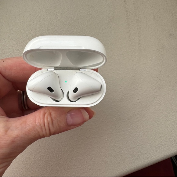 Apple AirPods 2nd Gen - excellent - Picture 4 of 6